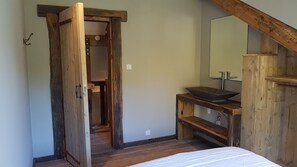 4 bedrooms, iron/ironing board, WiFi