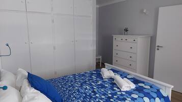 3 quartos, escrivaninha, ferros/tábuas de passar roupa, berço de viagem