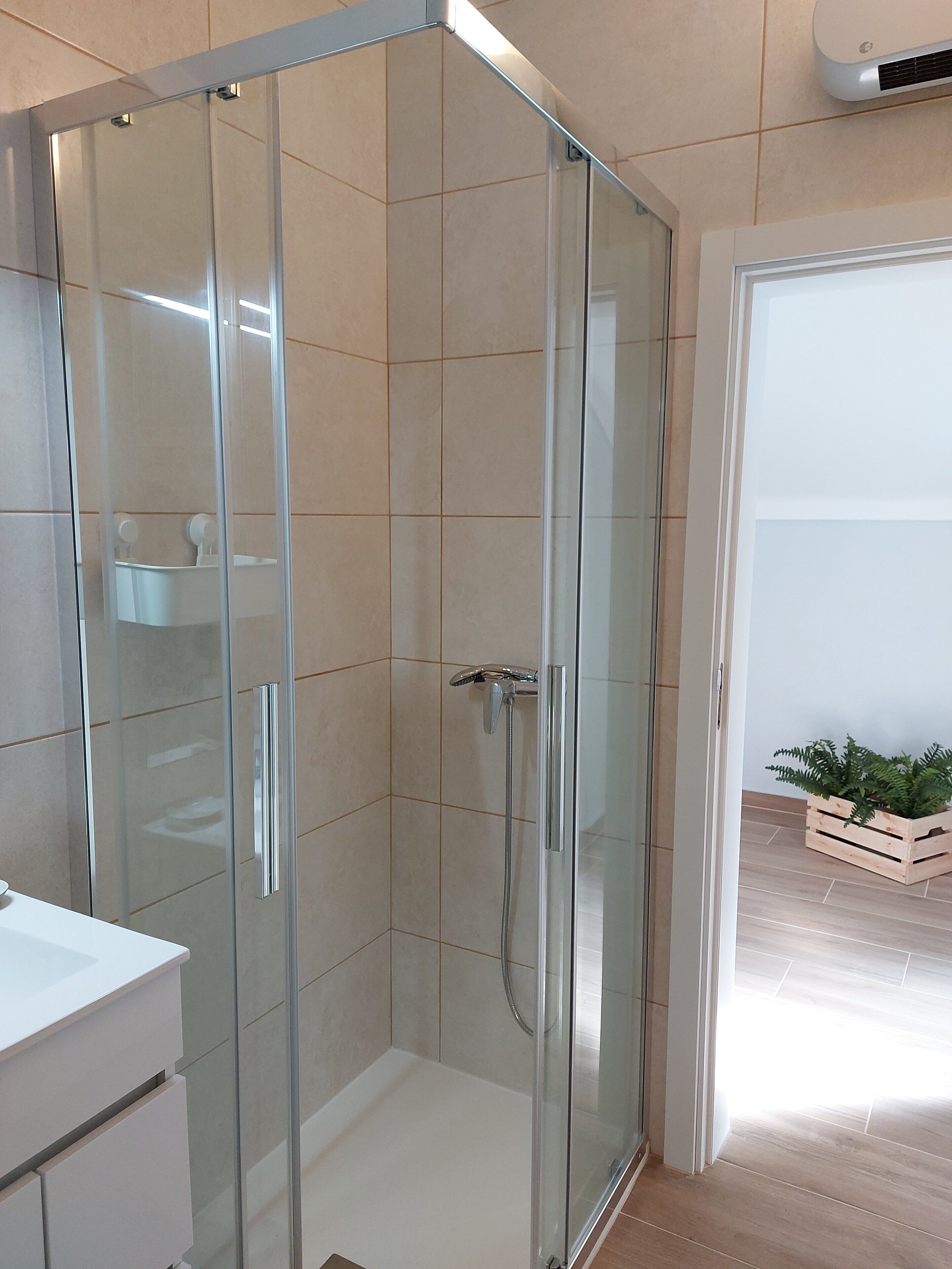 Duschwanne, Bidet, Handtücher, Seife