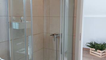 Duschwanne, Bidet, Handtücher, Seife
