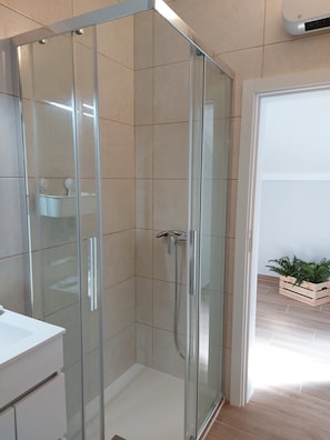 Combined shower/bathtub, bidet, towels, soap - Villa with sea views throughout the house. Spacious, with parking in front of the house. (Vila Nova de Milfontes)