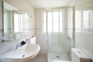 Dusche, Haartrockner, Handtücher