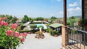 A courtyard with a pool, surrounded by potted plants and a wooden pergola. - 8 RIBOCCHI HOLIDAY HOME: THREE-ROOM APARTMENT WITH POOL SEA, THERMAL BATHS AND VILLAGES  (Campiglia Marittima)