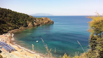 Una spiaggia nelle vicinanze, lettini da mare