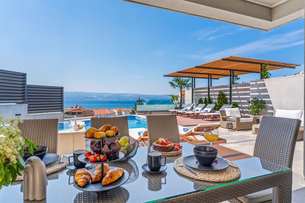 Outdoor dining - Luxury VILLA BANE, heated private pool and jacuzzi, sandy beach 120m far, 12 pax (Duce)