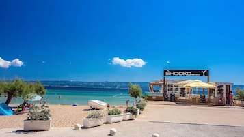 Playa en los alrededores, camastros y toallas de playa