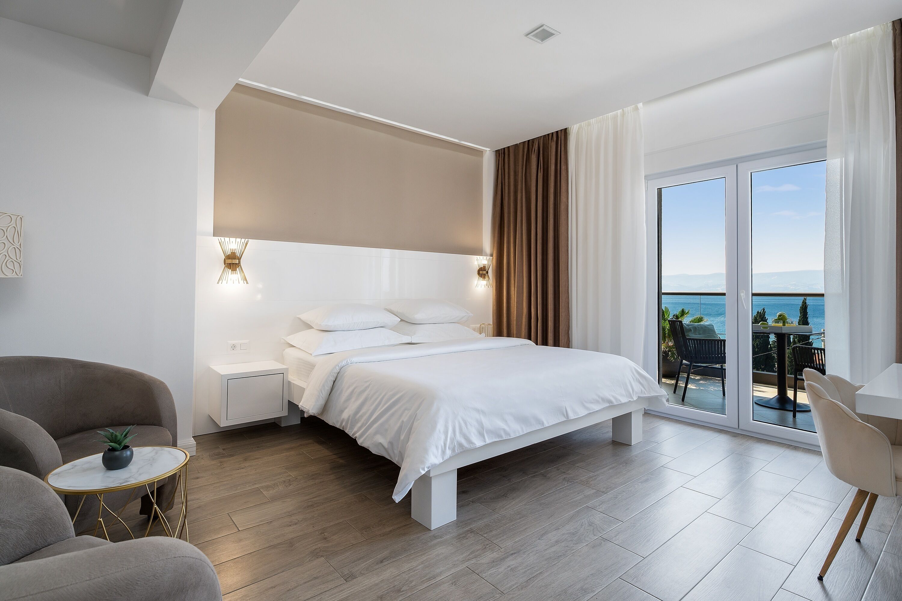 5 bedrooms, in-room safe, iron/ironing board, free WiFi