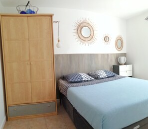 2 bedrooms, iron/ironing board, WiFi
