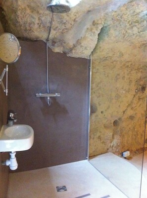 Shower, hair dryer, towels, soap - Beautifully decorated and renovated house in Amboise (Amboise)