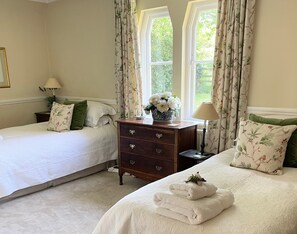 3 Schlafzimmer, Schreibtisch, Bügeleisen/Bügelbrett, Reisekinderbett