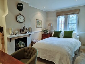 3 bedrooms, desk, iron/ironing board, travel cot