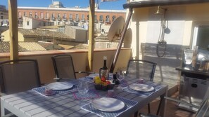 Outdoor dining - Penthouse Imaginarium, 2 bedrooms, 2 bathrooms, very big terrace with gas BBQ. (Siracusa)