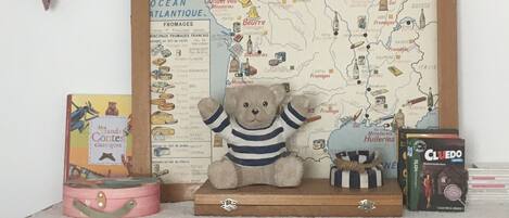 A map titled 'INDUSTRIES ALIMENTAIRES' with illustrations of food products and beverages, placed on a shelf with a decorative border.