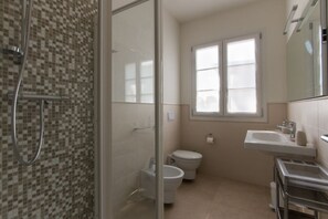 Kombination af bruser/badekar, bidet