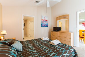 4 bedrooms, memory-foam beds, iron/ironing board, free WiFi - Town Center Reserve - Superior Disney Villa with Lake View, free WiFI & Netflix (Davenport)