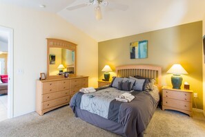 4 عدّة غرف نوم وأسرّة بإسفنج يتكيف مع شكل الجسم ومكواة/لوح كي