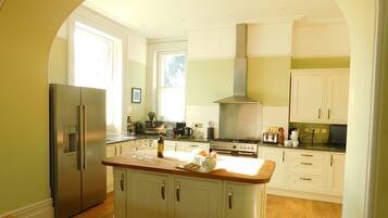 Fridge, microwave, dishwasher, coffee/tea maker