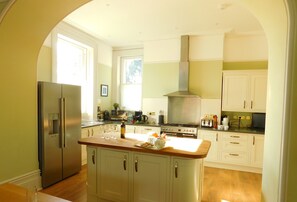 Fridge, microwave, dishwasher, coffee/tea maker - Substantial 6 bed House in Christchurch Dorset (Christchurch)