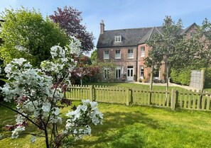 Property grounds - Substantial 6 bed House in Christchurch Dorset (Christchurch)