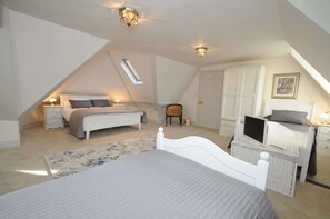 6 quartos, ferros/tábuas de passar roupa, Wi-Fi, roupa de cama