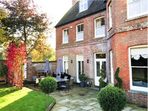 Outdoor dining - Substantial 6 bed House in Christchurch Dorset (Christchurch)