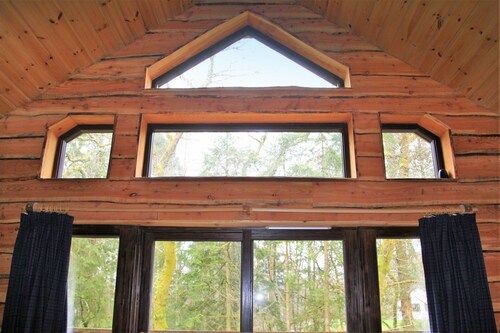 BURNSIDE is a charming, Well Equipped Log Cabin In Stunning Location.