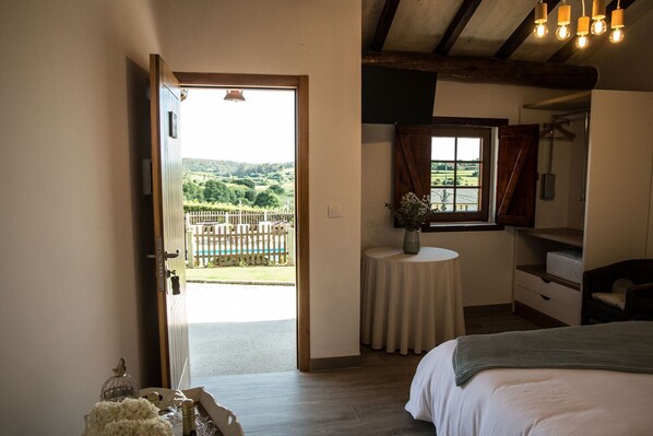 6 chambres, bureau, fer et planche à repasser, lit parapluie