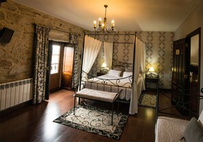 6 chambres, bureau, fer et planche à repasser, lit parapluie