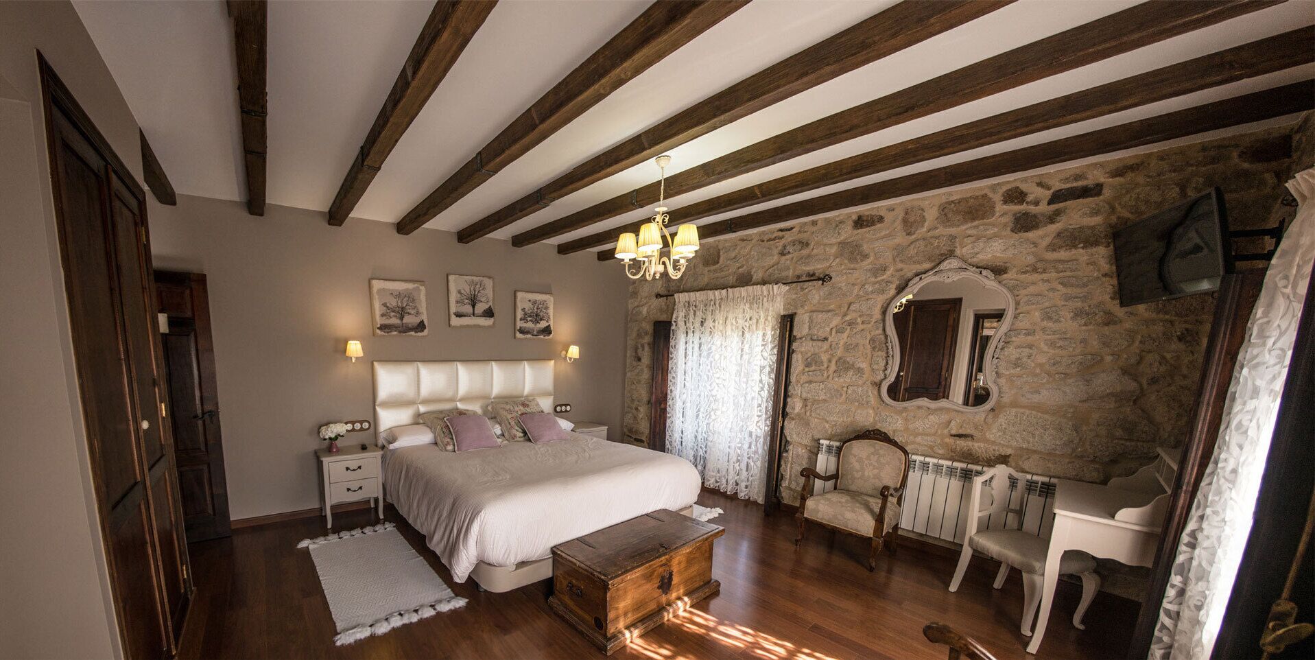 6 chambres, bureau, fer et planche à repasser, lit parapluie