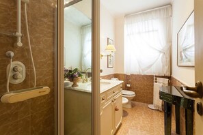 Ducha, secador de pelo, toallas