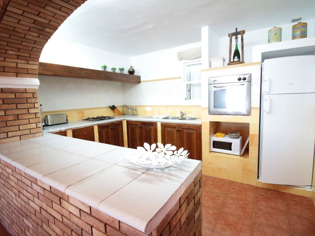 Een koelkast, een magnetron, een oven, een vaatwasser