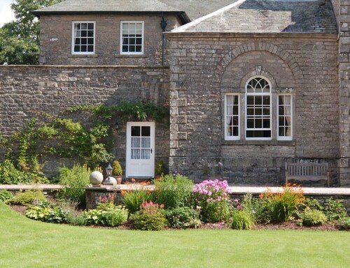 Beautifully appointed cottage in extensive grounds