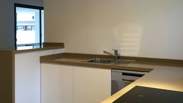 Frigorífico, microondas, horno y placa de cocina