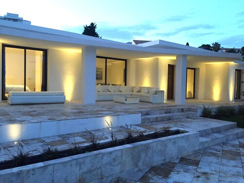 4 Beds & 4 Bath, 150mts from the beach, Private Heated Pool, BBQ