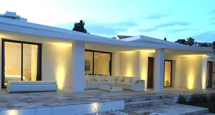 4 Beds & 4 Bath, 150mts from the beach, Private Heated Pool, BBQ