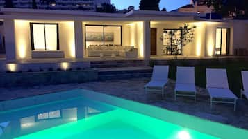 Una piscina cubierta, una piscina climatizada