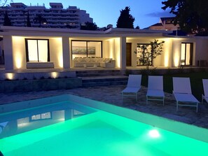 Una piscina techada, una piscina climatizada
