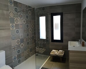 Bruser, hårtørrer, bidet, håndklæder
