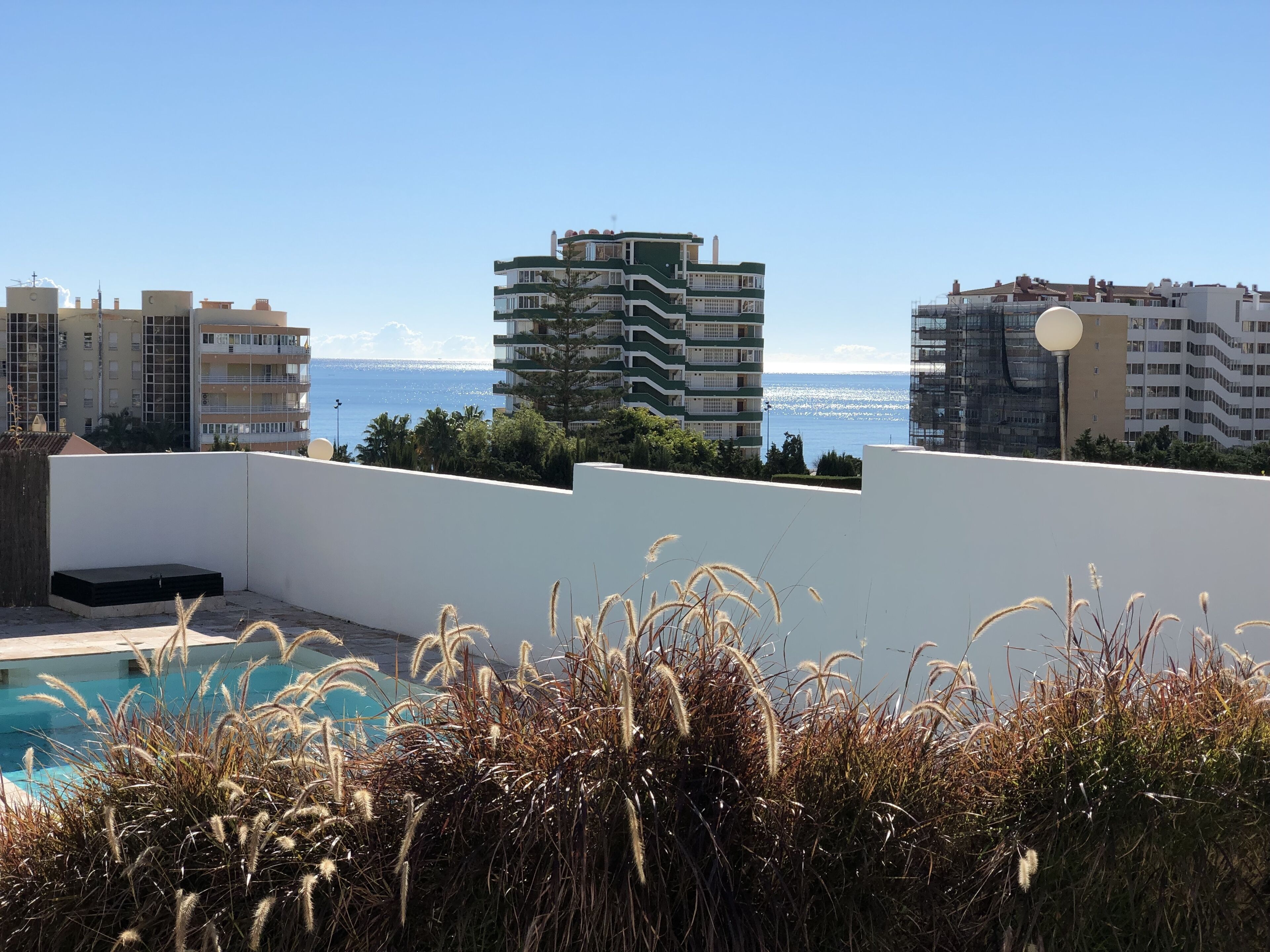 Una piscina cubierta, una piscina climatizada