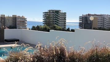 Una piscina cubierta, una piscina climatizada
