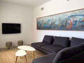 Smart-TV, bordtennis og stereoanlegg