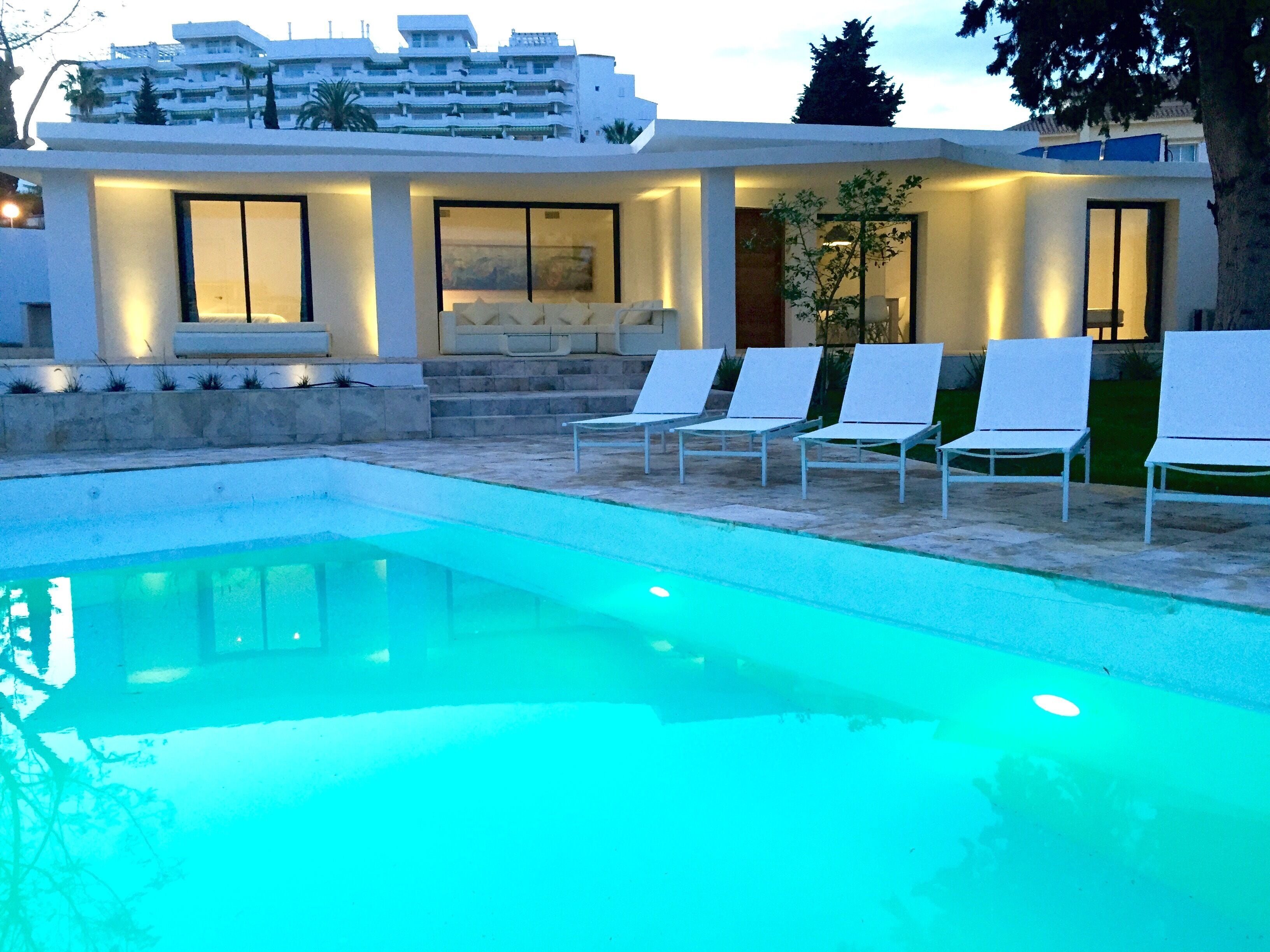 Een binnenzwembad en een verwarmd zwembad