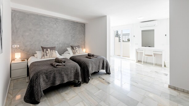 A bedroom with two beds, a desk, and a chair. - Luxury villa with Private Pool Benalmadena (Benalmádena)