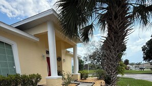 A residential house with a paved driveway, a palm tree, and a small garden area. - Executive Villa with lake views,  south facing pool 4 bed 3 bath. Games room (Davenport)