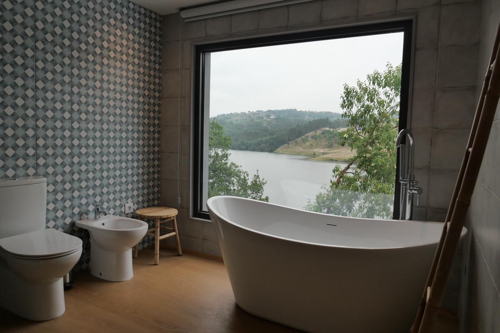 Douche, sèche-cheveux, bidet, serviettes fournies