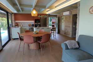 Interior - Nora`s Getaway, Luxury Villa with Infinity Pool, Kayak & Paddle , Near Porto (Maureles)