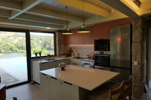 Fridge, microwave, oven, stovetop - Nora`s Getaway, Luxury Villa with Infinity Pool, Kayak & Paddle , Near Porto (Maureles)