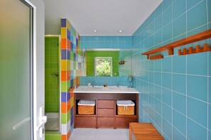 Shower, hair dryer, bidet, towels - Nora`s Getaway,  Luxury Villa with Infinity Pool,  Kayak & Paddle , Near Porto (Maureles)