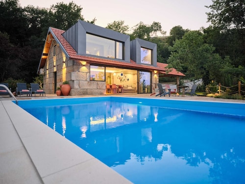 Nora`s Getaway,  Luxury Villa with Infinity Pool,  Kayak & Paddle , Near Porto
