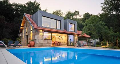 Nora`s Getaway, Luxury Villa with Infinity Pool, Kayak & Paddle , Near Porto